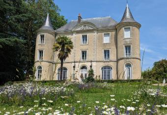 Ch  teau de Lavaud has Balcony rooms