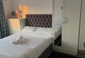 Arely House Rooms With Shared Bathroom allows 18 year olds to book a room