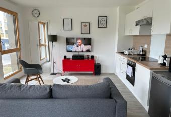 Cosy 2 pi  ces et parking 30 mns Gare du Nord by immokitbnb has Balcony rooms