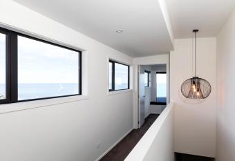 Oakura Beach Front Apartments has rooms with a private hot tub