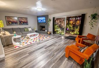 Beautiful Oasis Home - 5 min to Strip & Airport! has Balcony rooms