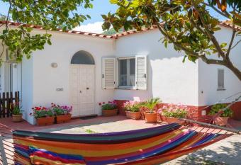 l  Alba Rosa allows 18 year olds to book a room