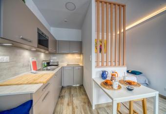 Le Marquis - Esplanade / Bastille allows 18 year olds to book a room