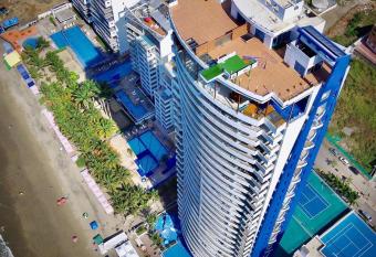 Gran Diamond Beach has rooms with a private hot tub