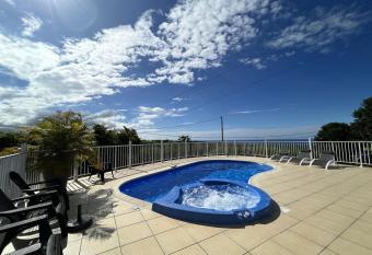 Villa Crat  re avec piscine pour 17 personnes has Smoking/Balcony rooms