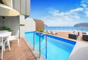 Hiclass Geoje has Balcony rooms