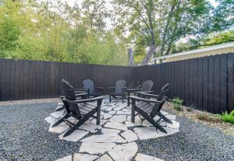 Charming Crockett Cottage W- Hot Tubwalk To Main 2 has rooms with a private hot tub