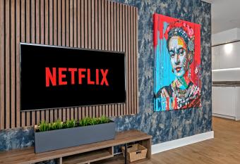 LUXURIOUS Apartment, FREE Parking, FANTASTIC Location, Close To Airport, Train Station And Town Centre allows 18 year olds to book a room