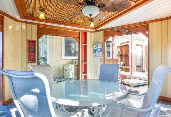 Sunrise Paradise Gardens allows 18 year olds to book a room