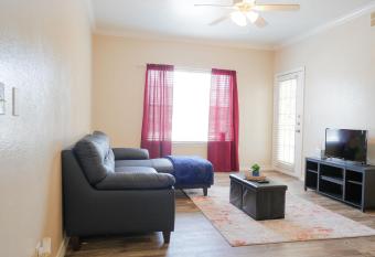 Cowboy Stadium Family 3 bdrm near Malls has Balcony rooms