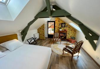 Cave Auger La Maison d H  tes has rooms with a private hot tub