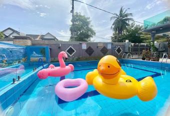 Pantai Klebang48 Villa/30Pax/PrivatePool has Balcony rooms