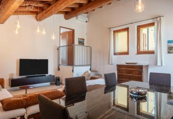 Casale Pisano has Balcony rooms