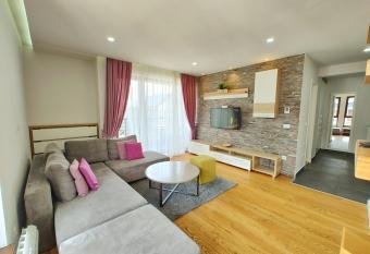 Velika Recepcija 25 allows 18 year olds to book a room