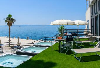 Via Mare Luxury Rooms has rooms with a private hot tub