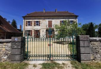G  te 4   toiles dans le Jura - Lagoon allows 18 year olds to book a room