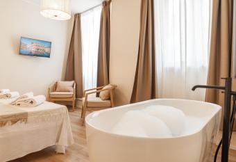 WelcHome - Suites - has rooms with a private hot tub
