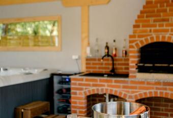 Das Holzhaus has rooms with a private hot tub