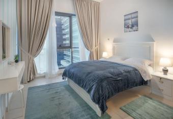 BOOK ME! 2 BR Beach Front (City View) has rooms with a private hot tub