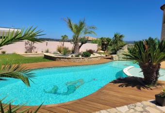 Petit pavillon cosy avec ext  rieur allows 18 year olds to book a room