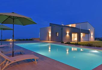 Modern Villa, pool + gym has Balcony rooms