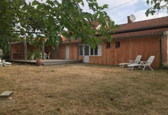 Les herbes sauvages has Balcony rooms