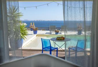 LES SUITES LOVE 2 SPA VUE MER PISCINe has rooms with a private hot tub