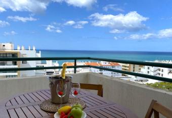 Quarteira Ocean Breeze 3 by Homing allows 18 year olds to book a room