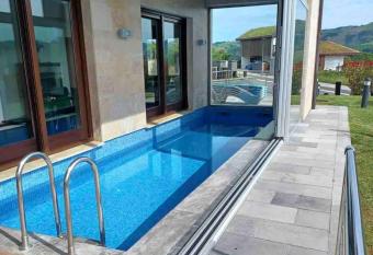 Villa Zumaia has rooms with a private hot tub