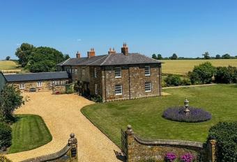 Greens Norton House has rooms with a private hot tub