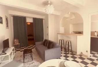 Cocon douillet    Agde allows 18 year olds to book a room