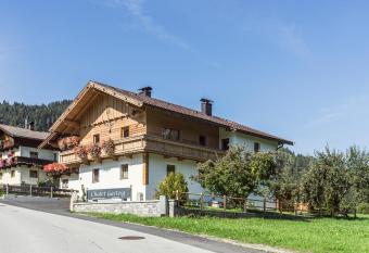 Chalet Gasteig has Balcony rooms