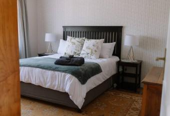 The Apartment on Southern Avenue has Balcony rooms