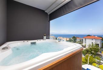 Apartment Magdalena has rooms with a private hot tub