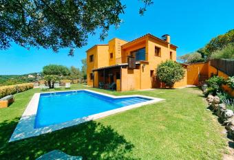 Villa Tres Olivos - Begur has Balcony rooms
