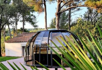 Marseille - Love House Jacuzzi - La Bonne Etoile ! has rooms with a private hot tub