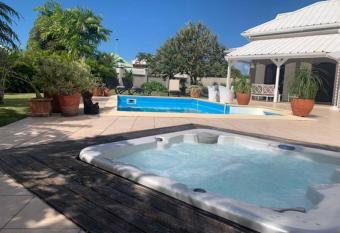 Villa Paco avec Jacuzzi et piscine has rooms with a private hot tub