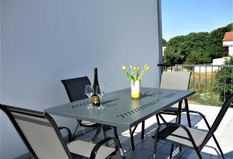 Cozy place allows 18 year olds to book a room