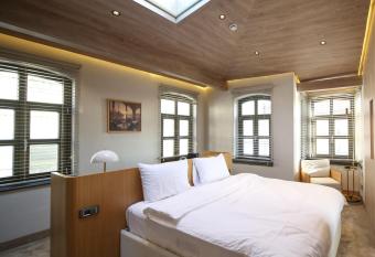 SYKAI HOTELS PERA has rooms with a private hot tub