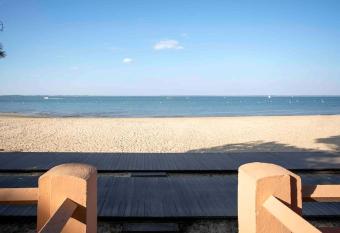 *STUDIO*VUE BASSIN*ACCES DIRECT    LA PLAGE*WIFI* has Balcony rooms