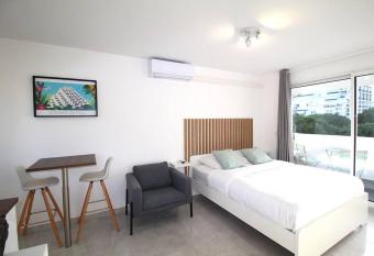 ! Le BEAULIEU ! Clim, terrasse, central, plage allows 18 year olds to book a room