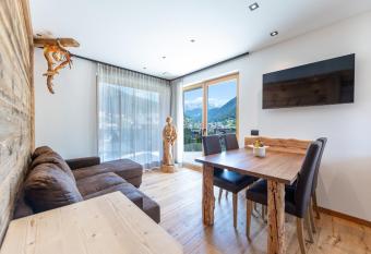 Chalet Berna has Balcony rooms