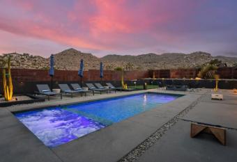 Lunar House- Pool & Spa has rooms with a private hot tub