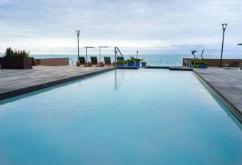 Hotel Suite Luxe Sunset allows 18 year olds to book a room