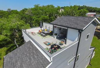 Nashville Getaway with Giant Rooftop 7Min from Downtown has Balcony rooms