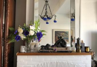 VILLA EVA allows 18 year olds to book a room