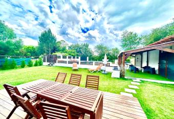 Superbe Villa Piscine Chauff  e class  e 4   toiles has Balcony rooms