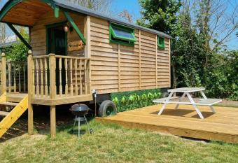 Woodie the shepherds hut - sleeps 4 has Balcony rooms