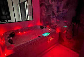 Luxury Living Martigues allows 18 year olds to book a room