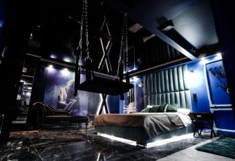 Grey Aqua Secret Apartament has rooms with a private hot tub